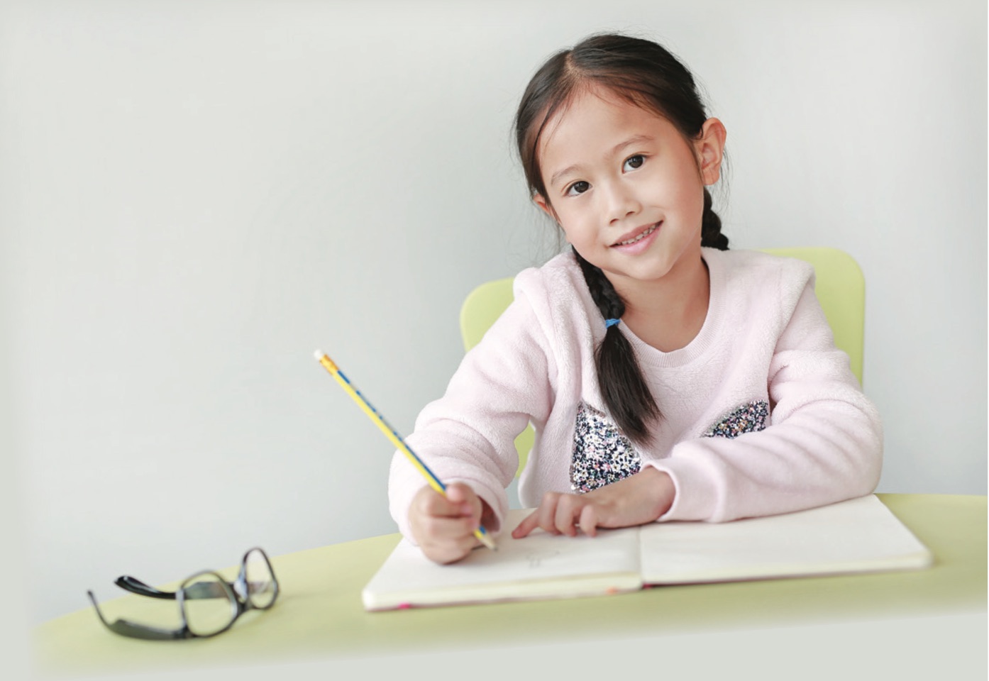 She can read & write Korean!